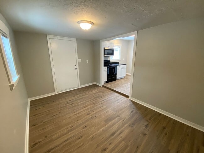 Building Photo - Charming 2 Bed 1 Bath