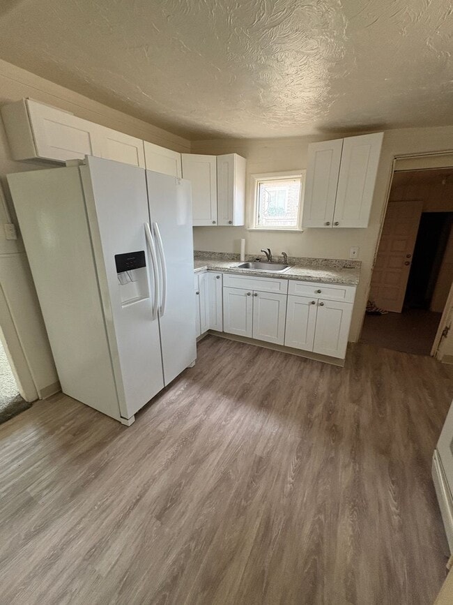 Building Photo - Two Bedroom Single Family Home With Detach...
