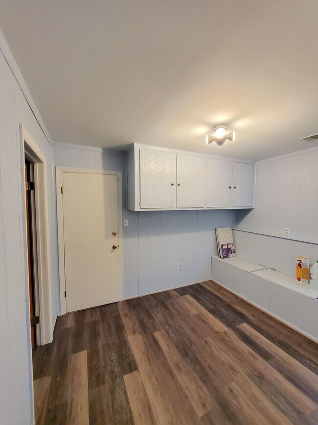 Building Photo - Single family, bi-level home with 4-bedrooms (one bedroom on ground level), 2.5 bathrooms, attach...