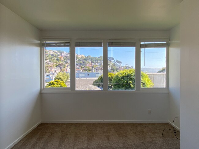 Building Photo - 1BR/1BA Charmer! BAY VIEWS and Parking! Laundry On-Site! Balcony! PROGRESSIVE