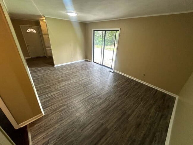 Building Photo - Very Spacious !