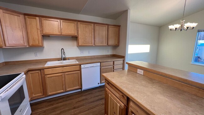 Building Photo - 3 Bed, 2.5 Bath - Beautiful Mountain Views - Close to JBER!