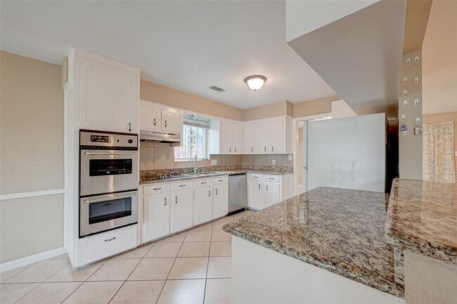 Building Photo - 5107 Trail Lake Dr