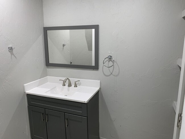 Building Photo - 208 E Springer Ave