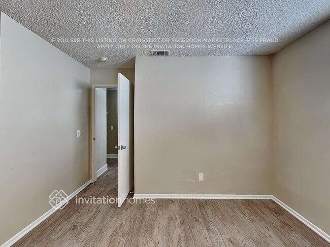 Building Photo - 5405 N Acacia Ave