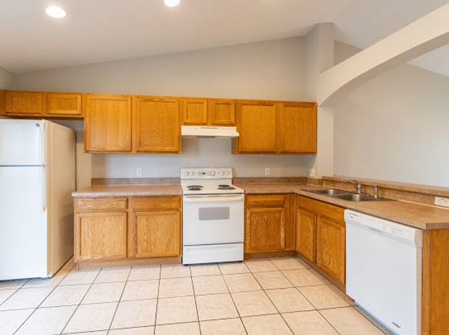 Building Photo - Spacious 3/2 Duplex in St. Cloud Located Close to Lakefront