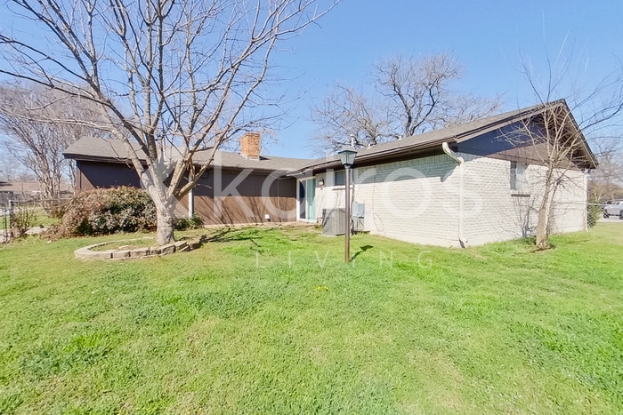 Building Photo - 350 E Davis Cir