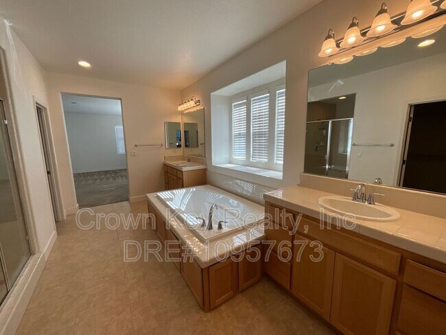 Building Photo - 546 W Campania Way