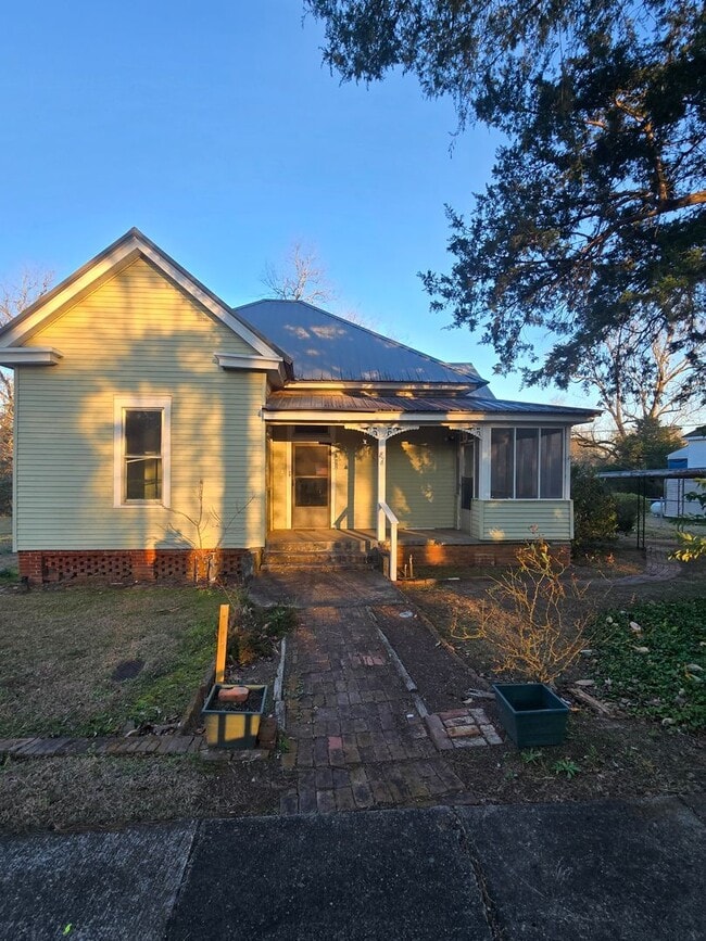 Building Photo - Charming and affordable