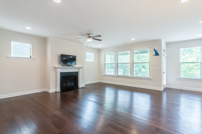 Building Photo - 247 Begen St
