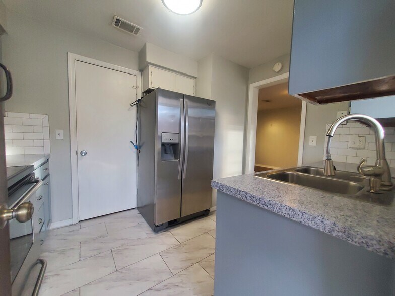 Kitchen - 1713 El Camino Rd