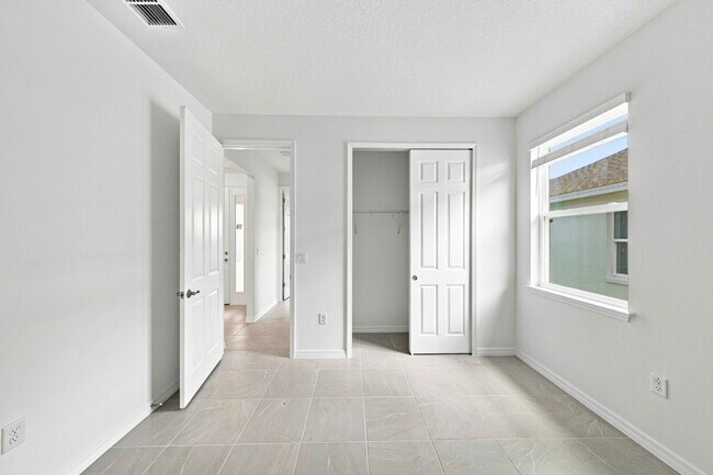 Building Photo - 5342 SW 71st Ave
