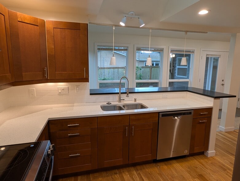 Quartz - 14105 104th Pl NE