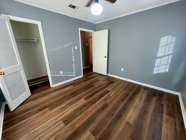 Building Photo - 3/2 on 5 Acres!