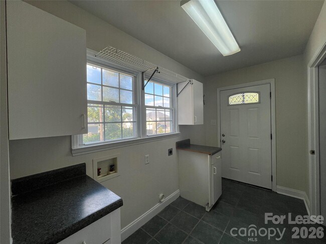 Building Photo - 1120 Hensley Rd