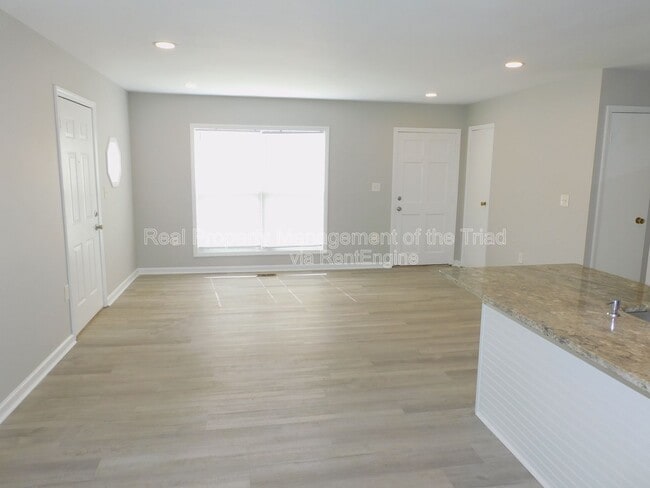 Building Photo - 406 Mason St NE