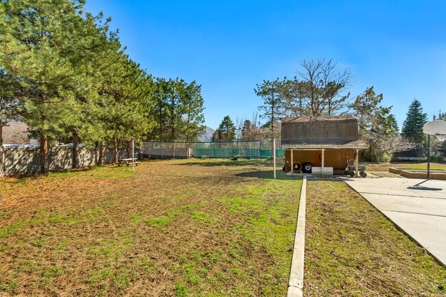 Building Photo - Beautiful 5-Bedroom Home in Sandy!