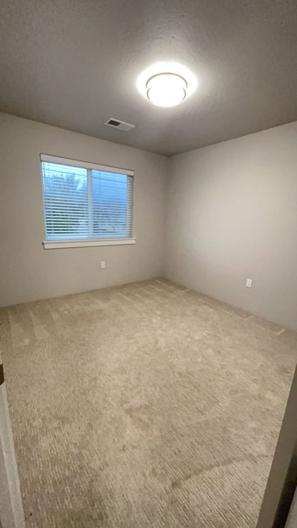 Building Photo - 3 Bedroom 2.5 Bath with Attached Garage