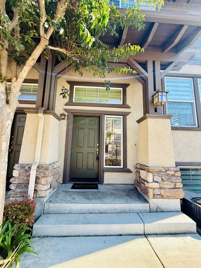 Primary Photo - Remodelled 4 Bedroom Townhome for Lease in...