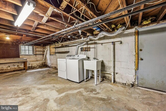 Building Photo - 526 N Ivy St