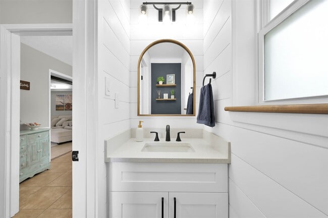 Building Photo - 223 Birchwood Dr