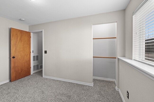 Building Photo - Liberty Lake 4 Bed 2 Bath Home that has been nicely updated