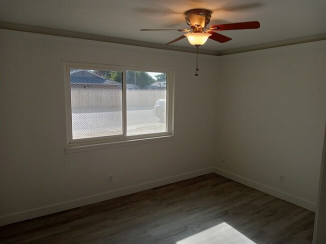 Building Photo - Beautiful No. Highlands 3 Bedroom Remodele...