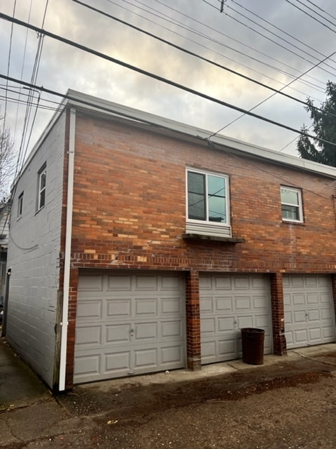 Building Photo - 716 Maplewood Ave