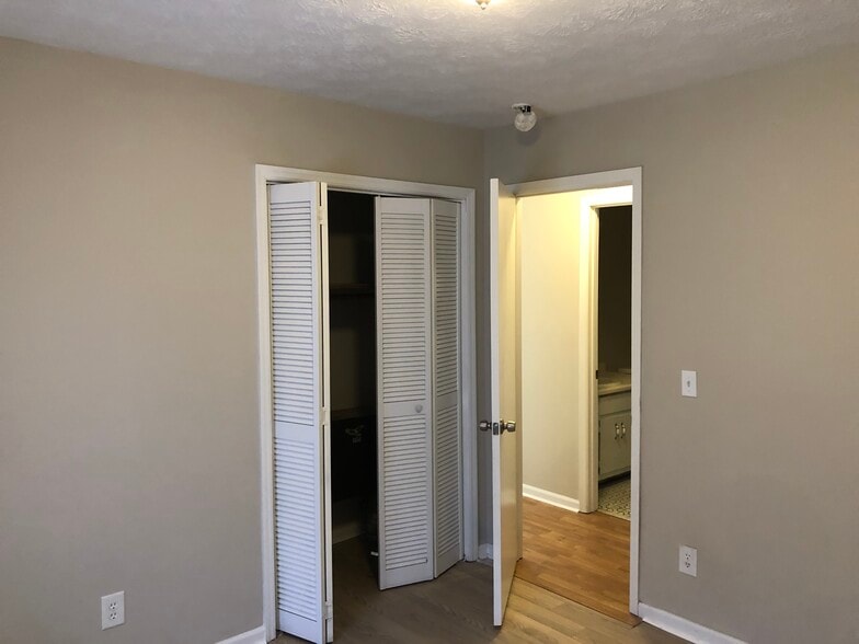 Building Photo - 1015 Eastview Rd NE