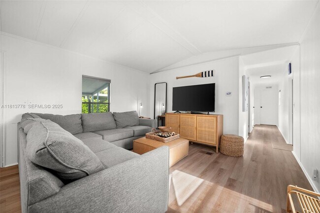 Building Photo - 648 E Palm Ave