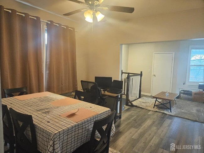 Building Photo - 421 River Dr