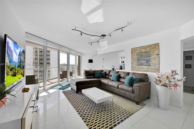 Building Photo - 16445 Collins Ave