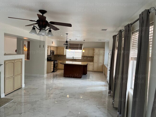 Building Photo - Stunning 4-bedroom, 3 bathroom home located in the westside of Bakersfield this  spacious house o...