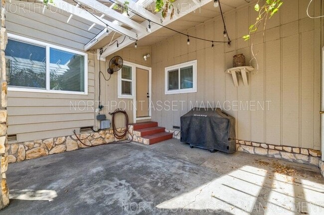 Building Photo - Welcome to this stunning 4-bedroom, 2-bath...