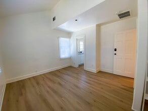 Building Photo - 125 W Micheltorena St