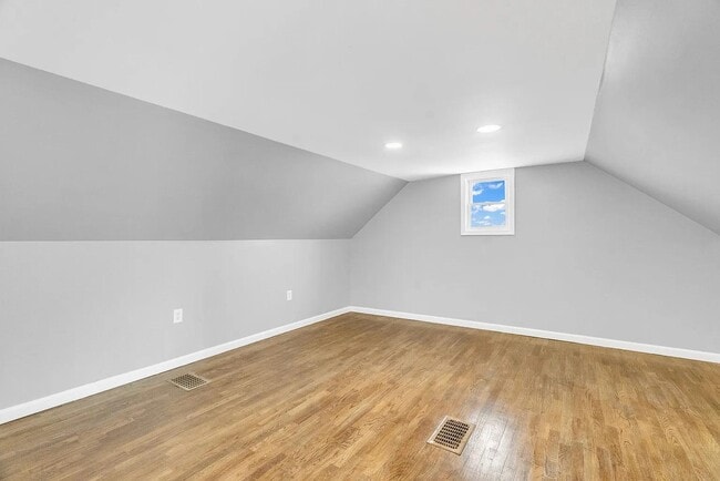 Building Photo - 5595 Cadieux Rd