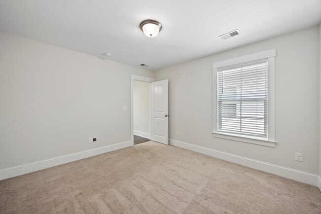 Building Photo - 636 Countryside Ln
