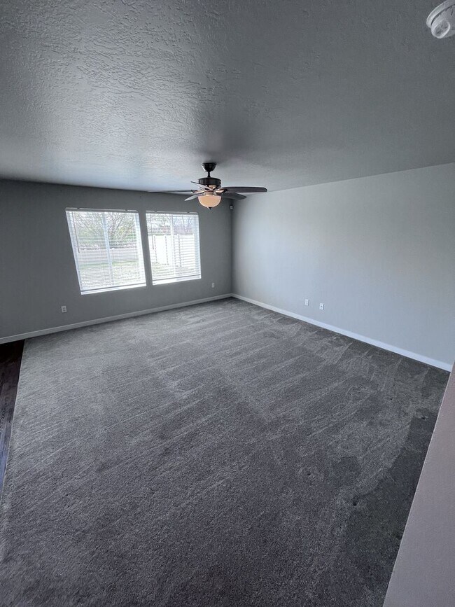 Building Photo - Central Located 4 bed 2.5 bath home