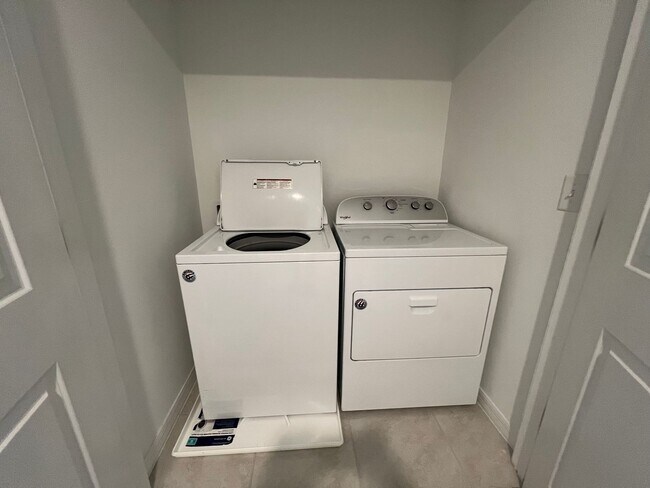 Building Photo - Modern 3-Bed Townhome w/ Garage in Desirable Davenport Community