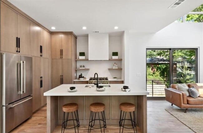 Building Photo - 536 Highland Ave NE