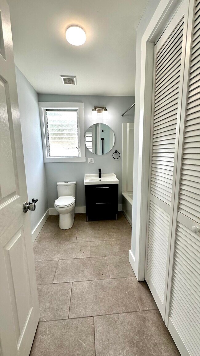 Building Photo - 318 S K St