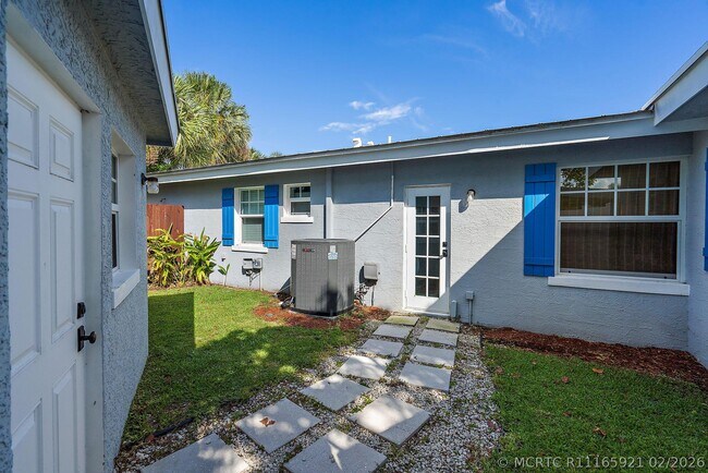 Building Photo - 461 Jupiter Ln