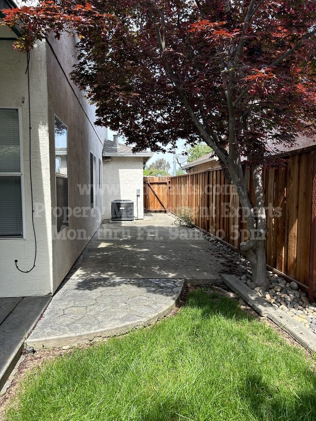 Building Photo - 2428 Van Buskirk St