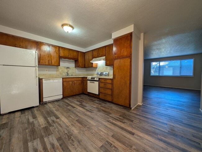 Building Photo - Great 2 bed/1 bath with one car garage! In...