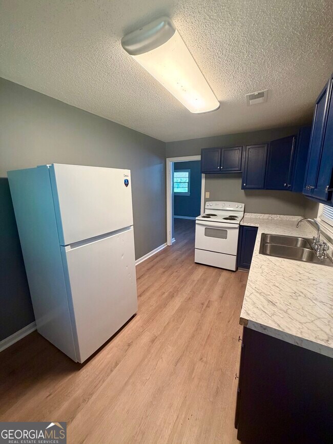 Building Photo - 208 Crescent Dr