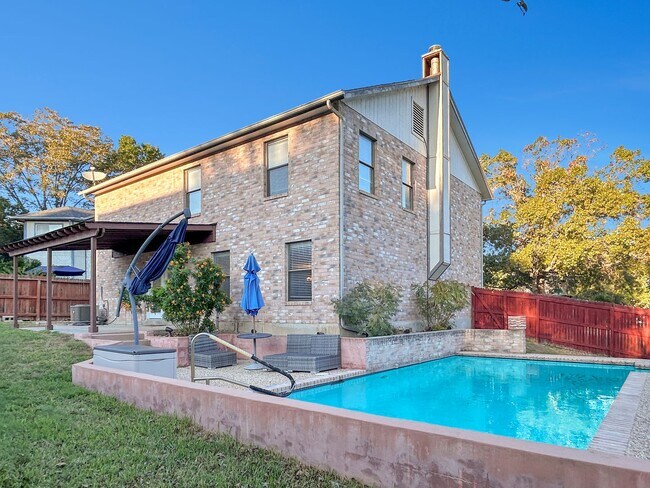 Building Photo - Freshly Updated 4-Bedroom Home with Pool, Fireplace & New Flooring in Universal City