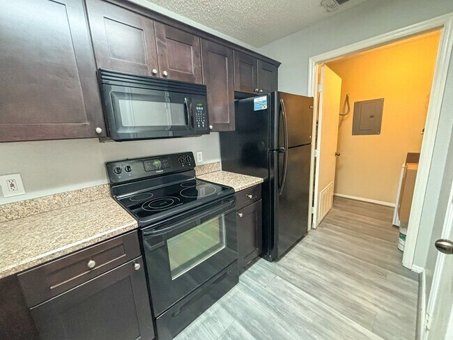 Building Photo - Windsor Park #317 - Pet Friendly!