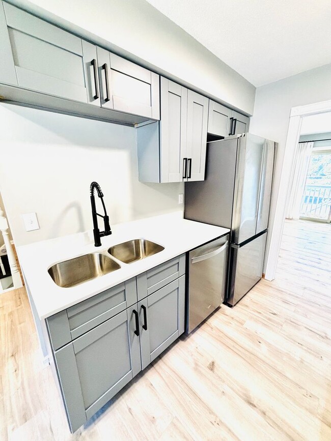 Building Photo - Newly Updated In Prime Apple Valley Neighborhood