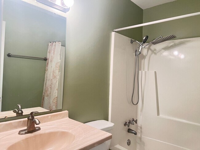 Building Photo - Furnished NMB Three-Bedroom Townhome is less than one mile from the Beach! Available Now!