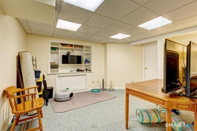 Building Photo - 6 Oak Forest Dr